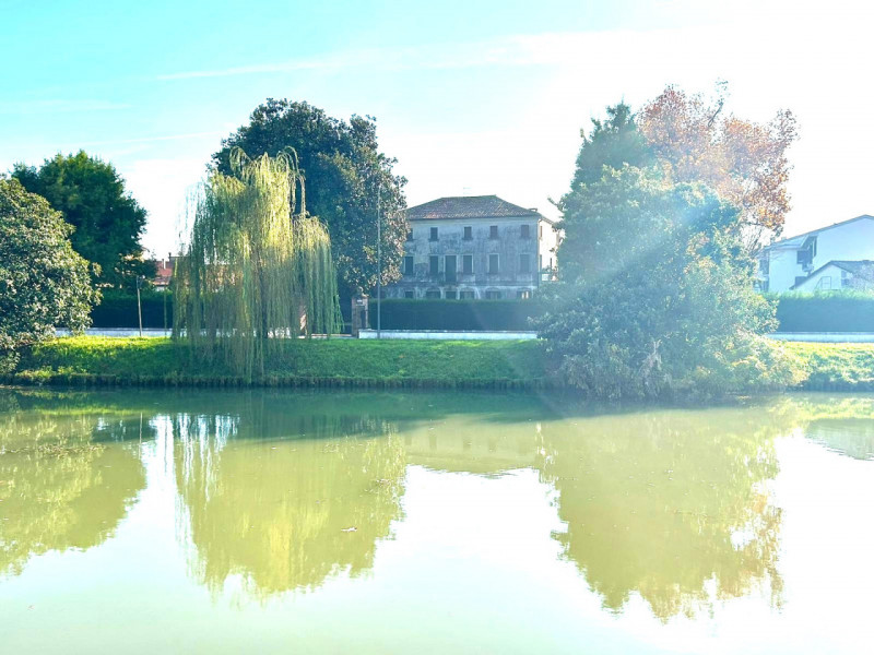 Mira centro, prospicente il Naviglio Brenta, villa storica in parte ristrutturata di complessivi ...