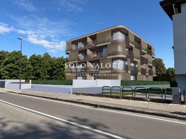 Scopri questo splendido appartamento trilocale situato nel cuore di Jesolo Paese, una delle local...