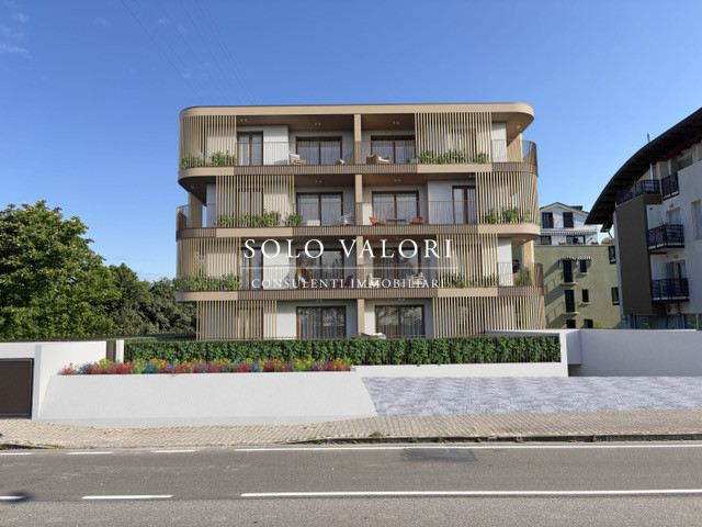 Scopri questo splendido appartamento trilocale situato nel cuore di Jesolo Paese, una delle local...