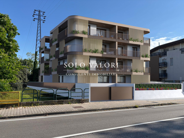 Scopri questo splendido appartamento trilocale situato nel cuore di Jesolo Paese, una delle local...