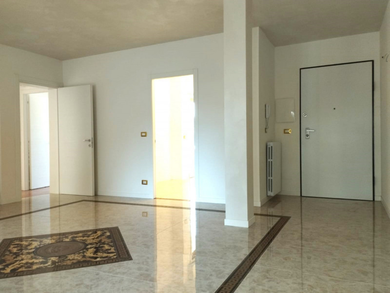 AT410; A ridosso del centro di Abano Terme con tutti i servizi a piedi siamo a proporre;

Elegant...