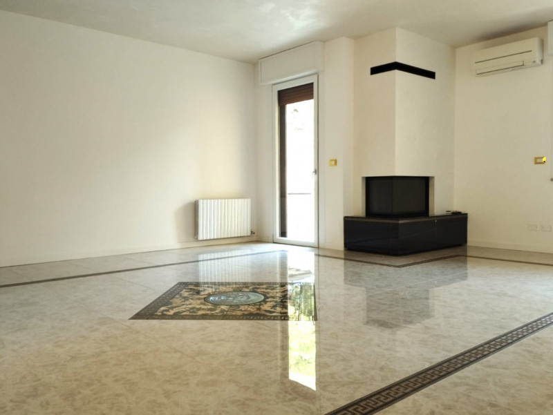 AT410; A ridosso del centro di Abano Terme con tutti i servizi a piedi siamo a proporre;

Elegant...