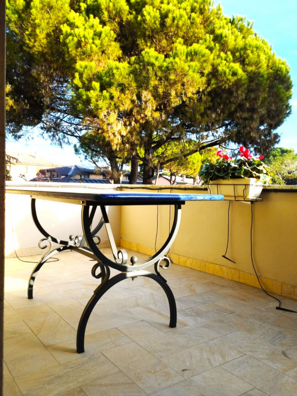 AT410; A ridosso del centro di Abano Terme con tutti i servizi a piedi siamo a proporre;

Elegant...