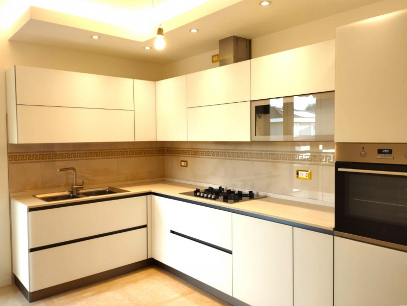 AT410; A ridosso del centro di Abano Terme con tutti i servizi a piedi siamo a proporre;

Elegant...