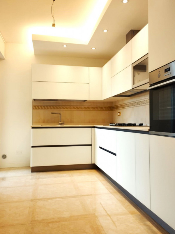 AT410; A ridosso del centro di Abano Terme con tutti i servizi a piedi siamo a proporre;

Elegant...