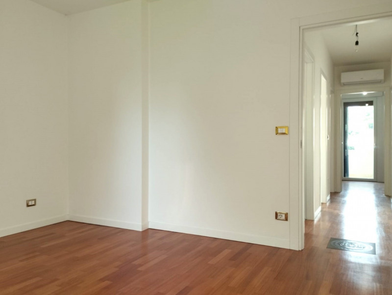 AT410; A ridosso del centro di Abano Terme con tutti i servizi a piedi siamo a proporre;

Elegant...