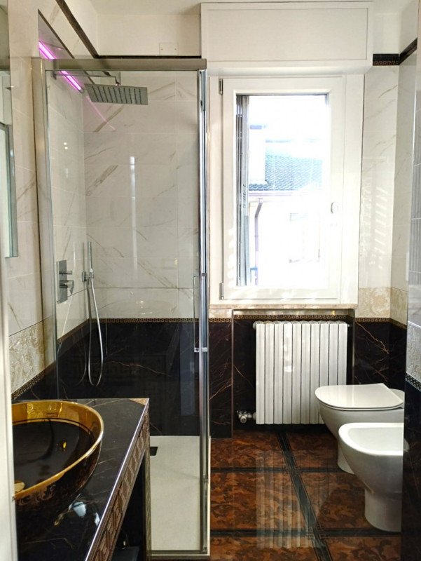 AT410; A ridosso del centro di Abano Terme con tutti i servizi a piedi siamo a proporre;

Elegant...