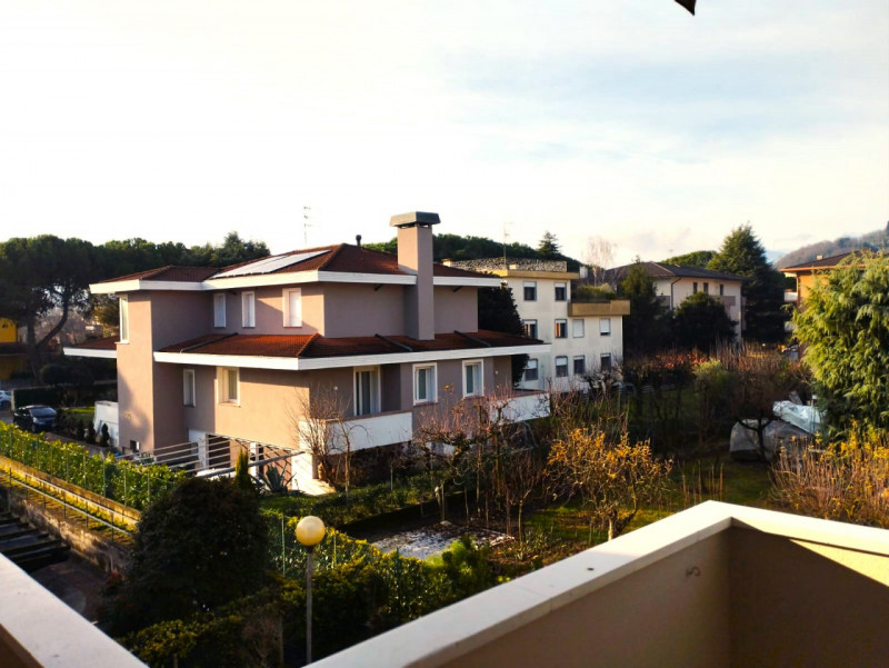 AT410; A ridosso del centro di Abano Terme con tutti i servizi a piedi siamo a proporre;

Elegant...