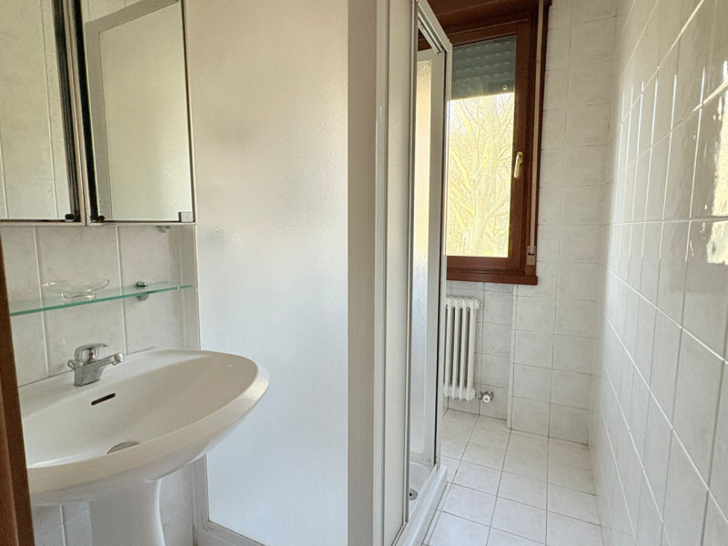 In una posizione strategica, comoda ai principali servizi e alla viabilità, proponiamo luminoso a...