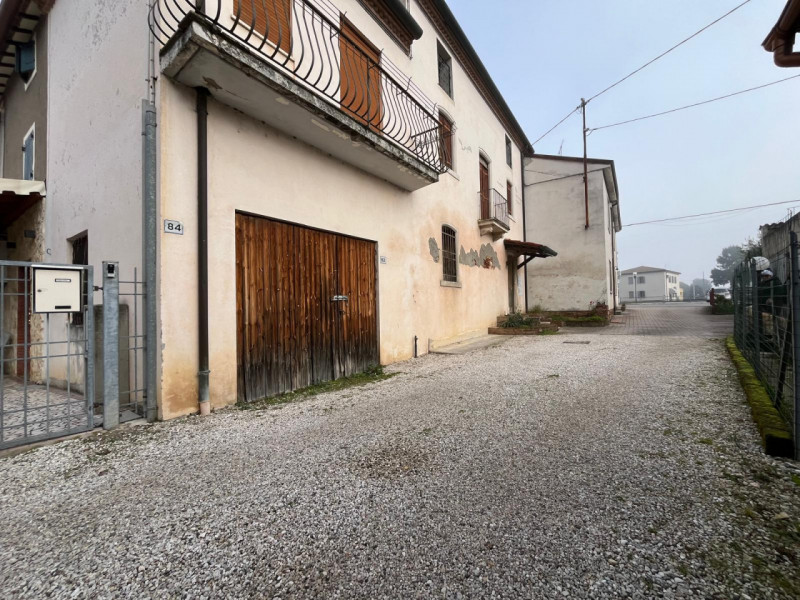 Proponiamo in vendita un interessante rustico affiancato da ristrutturare, completo di annessi e ...