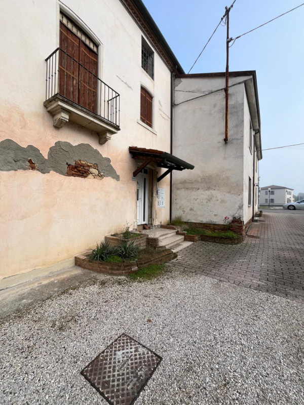 Proponiamo in vendita un interessante rustico affiancato da ristrutturare, completo di annessi e ...