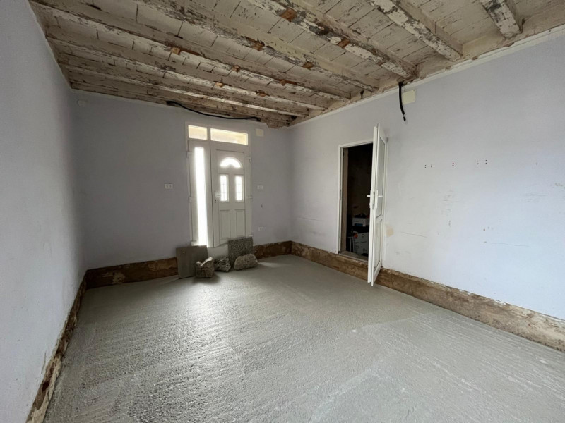 Proponiamo in vendita un interessante rustico affiancato da ristrutturare, completo di annessi e ...