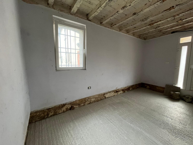 Proponiamo in vendita un interessante rustico affiancato da ristrutturare, completo di annessi e ...