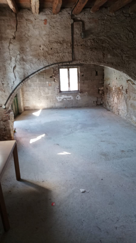 Proponiamo in vendita un interessante rustico affiancato da ristrutturare, completo di annessi e ...