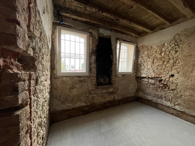 Proponiamo in vendita un interessante rustico affiancato da ristrutturare, completo di annessi e ...