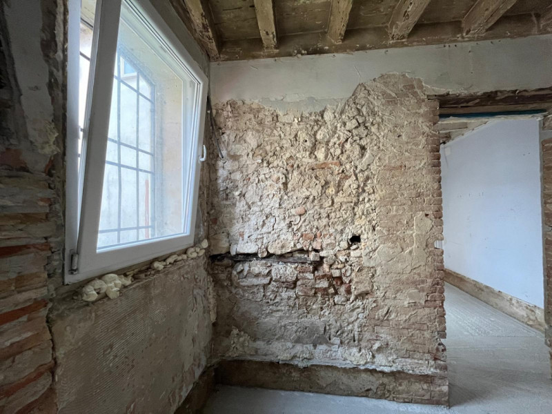 Proponiamo in vendita un interessante rustico affiancato da ristrutturare, completo di annessi e ...