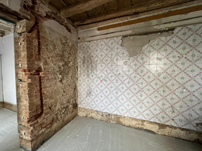 Proponiamo in vendita un interessante rustico affiancato da ristrutturare, completo di annessi e ...