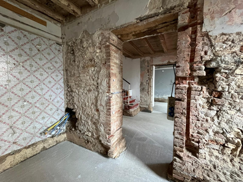 Proponiamo in vendita un interessante rustico affiancato da ristrutturare, completo di annessi e ...