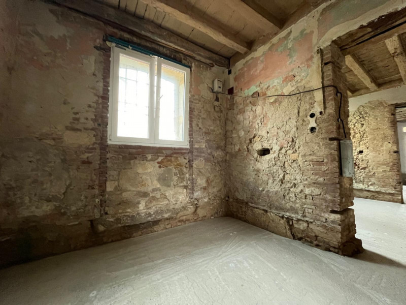 Proponiamo in vendita un interessante rustico affiancato da ristrutturare, completo di annessi e ...