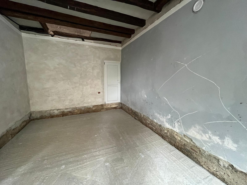 Proponiamo in vendita un interessante rustico affiancato da ristrutturare, completo di annessi e ...