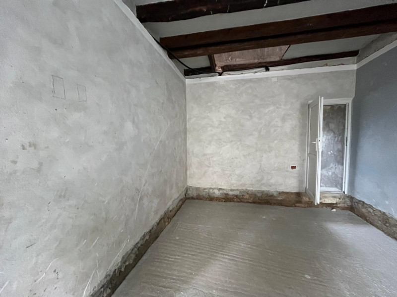 Proponiamo in vendita un interessante rustico affiancato da ristrutturare, completo di annessi e ...