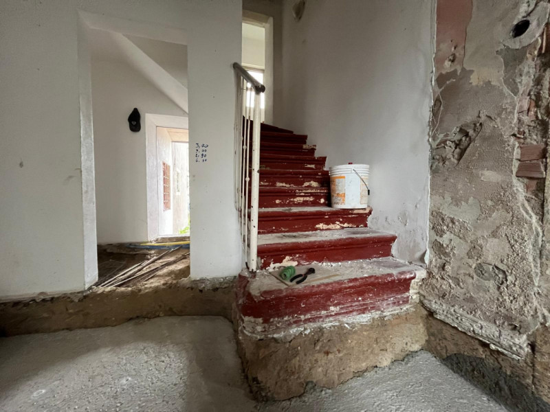 Proponiamo in vendita un interessante rustico affiancato da ristrutturare, completo di annessi e ...