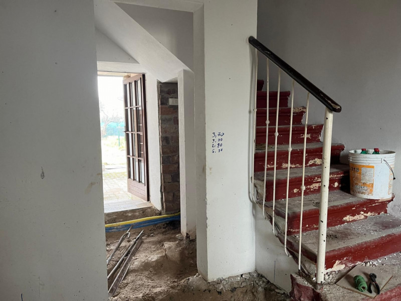Proponiamo in vendita un interessante rustico affiancato da ristrutturare, completo di annessi e ...
