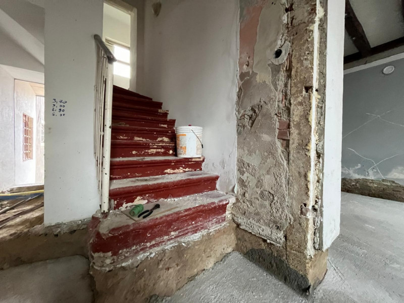 Proponiamo in vendita un interessante rustico affiancato da ristrutturare, completo di annessi e ...