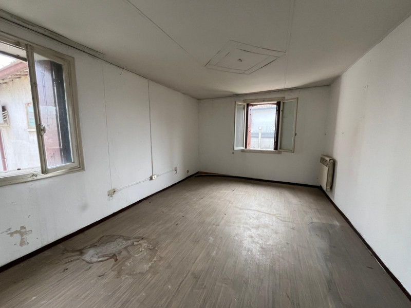 Proponiamo in vendita un interessante rustico affiancato da ristrutturare, completo di annessi e ...