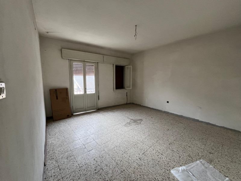 Proponiamo in vendita un interessante rustico affiancato da ristrutturare, completo di annessi e ...