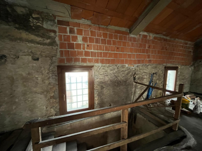 Proponiamo in vendita un interessante rustico affiancato da ristrutturare, completo di annessi e ...