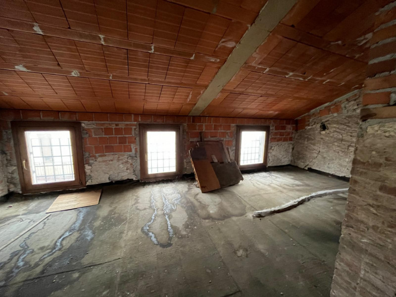 Proponiamo in vendita un interessante rustico affiancato da ristrutturare, completo di annessi e ...