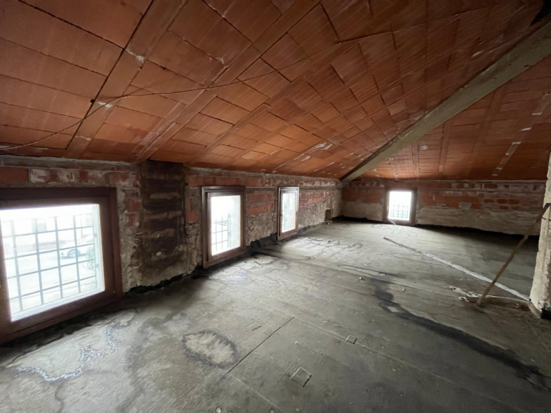 Proponiamo in vendita un interessante rustico affiancato da ristrutturare, completo di annessi e ...