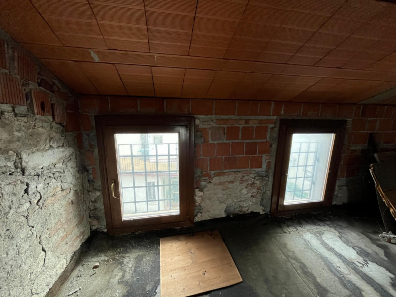 Proponiamo in vendita un interessante rustico affiancato da ristrutturare, completo di annessi e ...