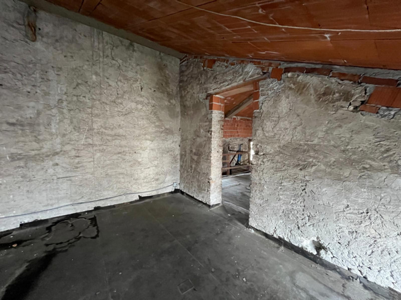 Proponiamo in vendita un interessante rustico affiancato da ristrutturare, completo di annessi e ...