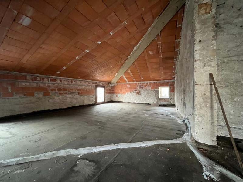 Proponiamo in vendita un interessante rustico affiancato da ristrutturare, completo di annessi e ...