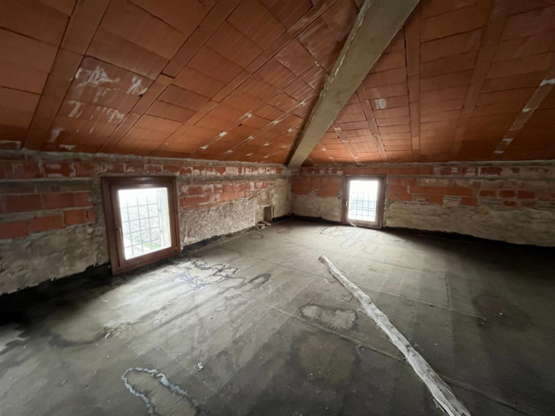 Proponiamo in vendita un interessante rustico affiancato da ristrutturare, completo di annessi e ...