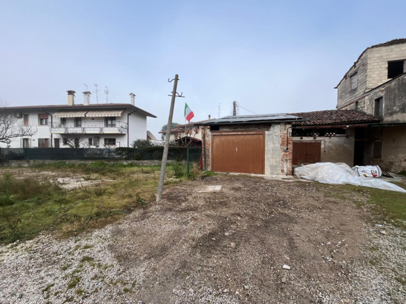 Proponiamo in vendita un interessante rustico affiancato da ristrutturare, completo di annessi e ...