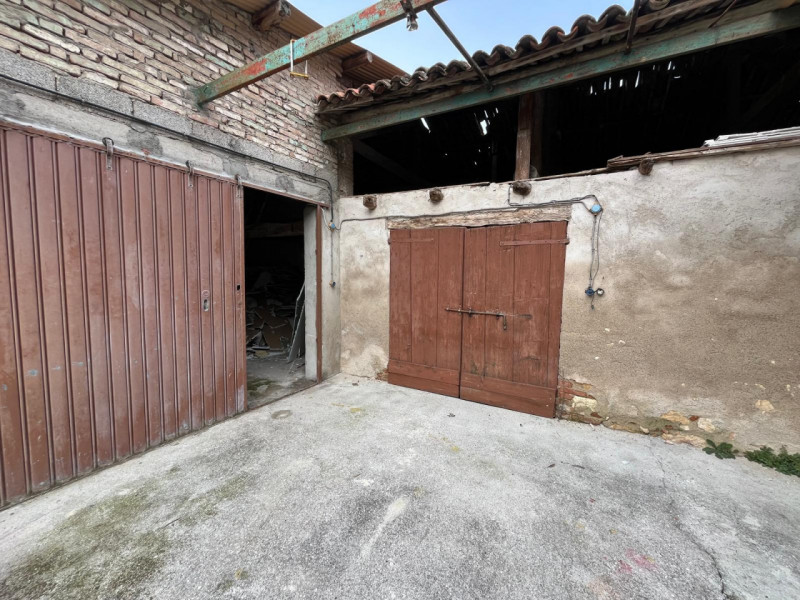 Proponiamo in vendita un interessante rustico affiancato da ristrutturare, completo di annessi e ...