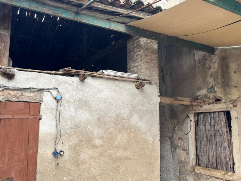 Proponiamo in vendita un interessante rustico affiancato da ristrutturare, completo di annessi e ...