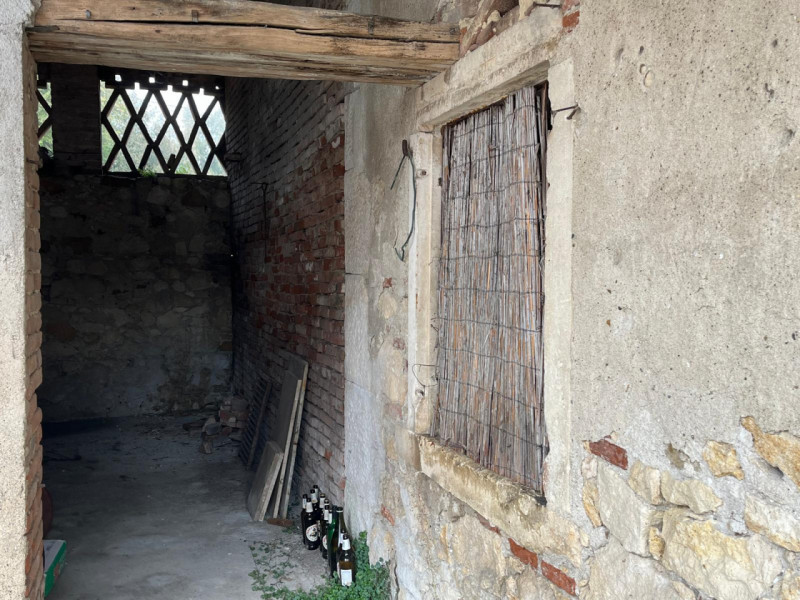 Proponiamo in vendita un interessante rustico affiancato da ristrutturare, completo di annessi e ...