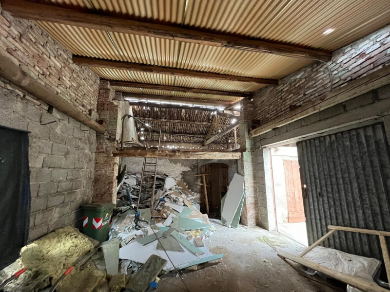 Proponiamo in vendita un interessante rustico affiancato da ristrutturare, completo di annessi e ...