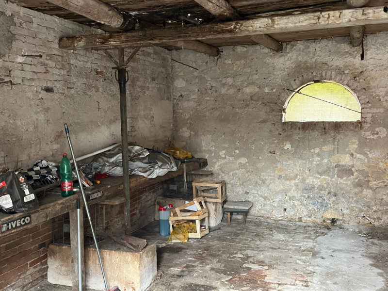 Proponiamo in vendita un interessante rustico affiancato da ristrutturare, completo di annessi e ...