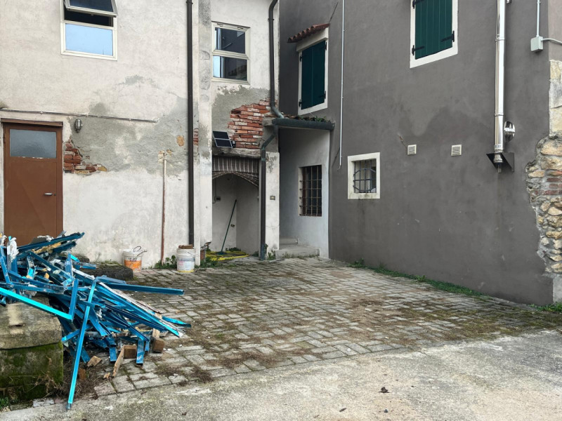 Proponiamo in vendita un interessante rustico affiancato da ristrutturare, completo di annessi e ...