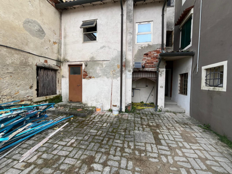 Proponiamo in vendita un interessante rustico affiancato da ristrutturare, completo di annessi e ...