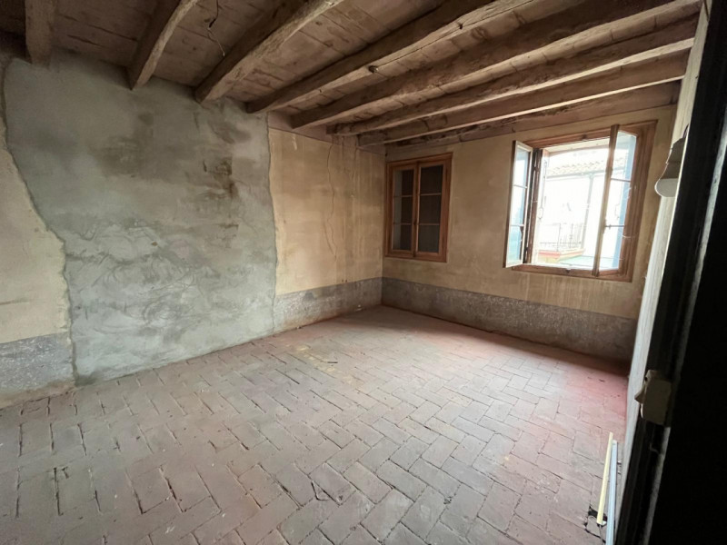 Proponiamo in vendita un interessante rustico affiancato da ristrutturare, completo di annessi e ...