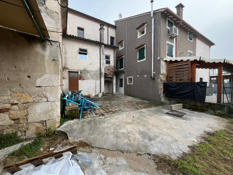Proponiamo in vendita un interessante rustico affiancato da ristrutturare, completo di annessi e ...