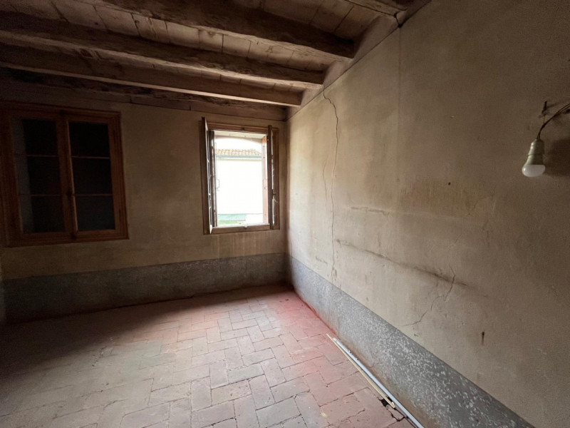 Proponiamo in vendita un interessante rustico affiancato da ristrutturare, completo di annessi e ...