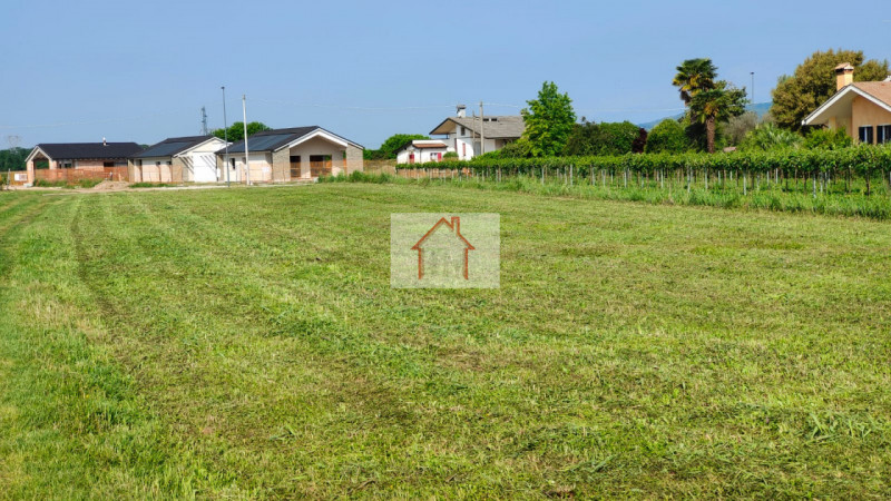 Rif: DT96
X Info - Denis: 340.25.40.785

Giavera del Montello (TV)

Proponiamo in vendita un terr...