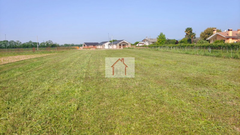 Rif: DT96
X Info - Denis: 340.25.40.785

Giavera del Montello (TV)

Proponiamo in vendita un terr...